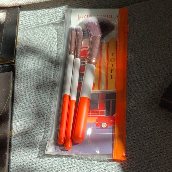 Makeup Bundle:  Brushes, Eyeshadow and small zippered bag NEVER USED - Picture 3 of 11
